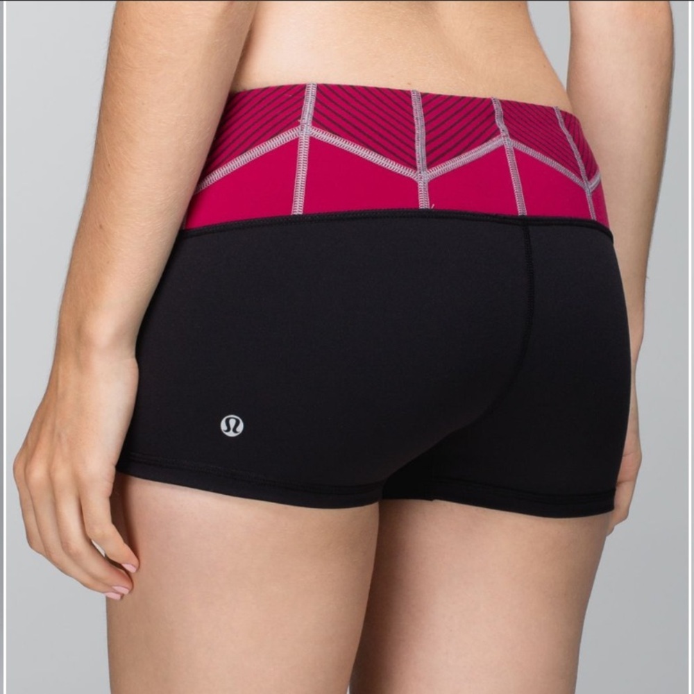 lululemon‎ Boogie Short *Full-On Luon Reversible Black Fa14 Quilt Sz 4